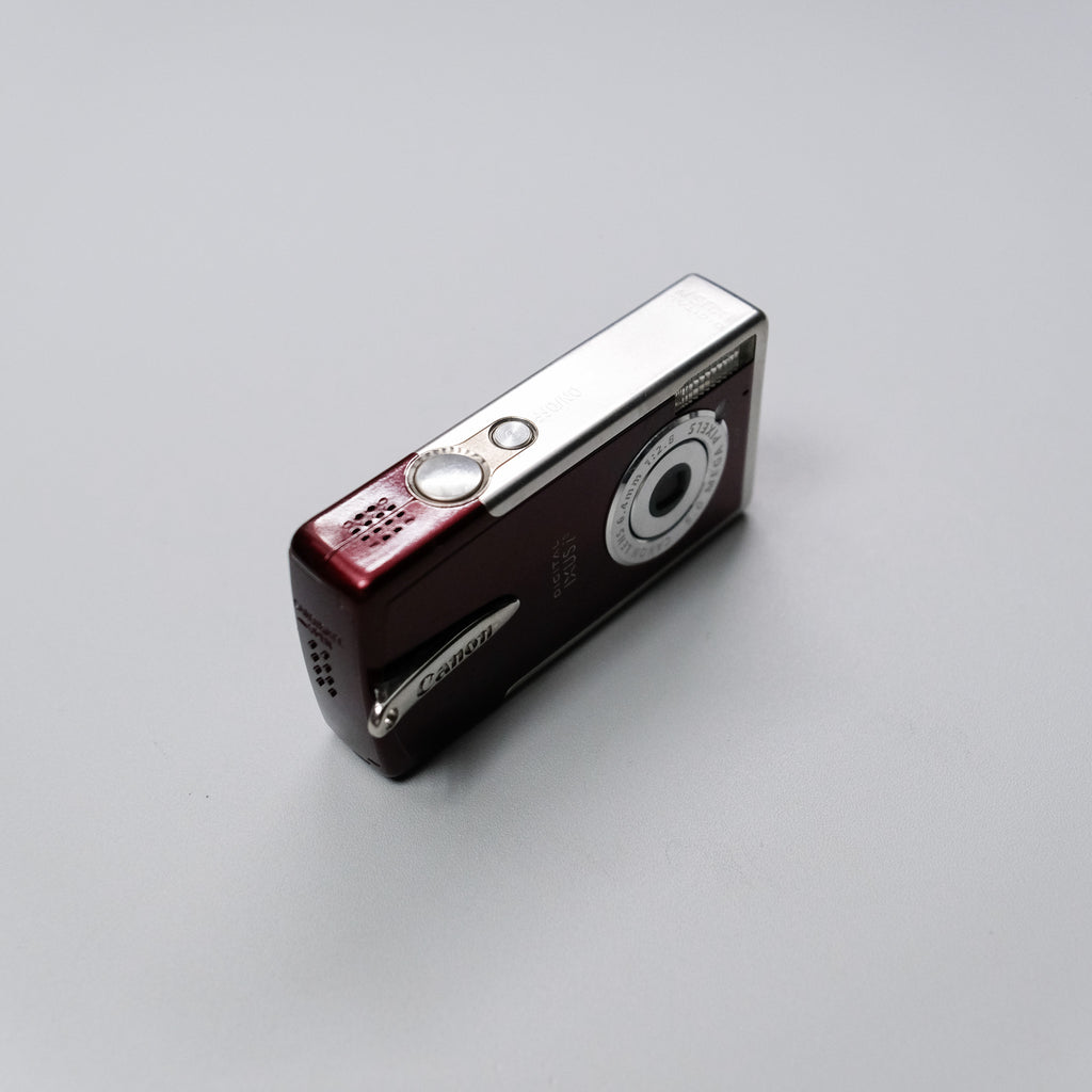 Red Canon IXUS i Kit